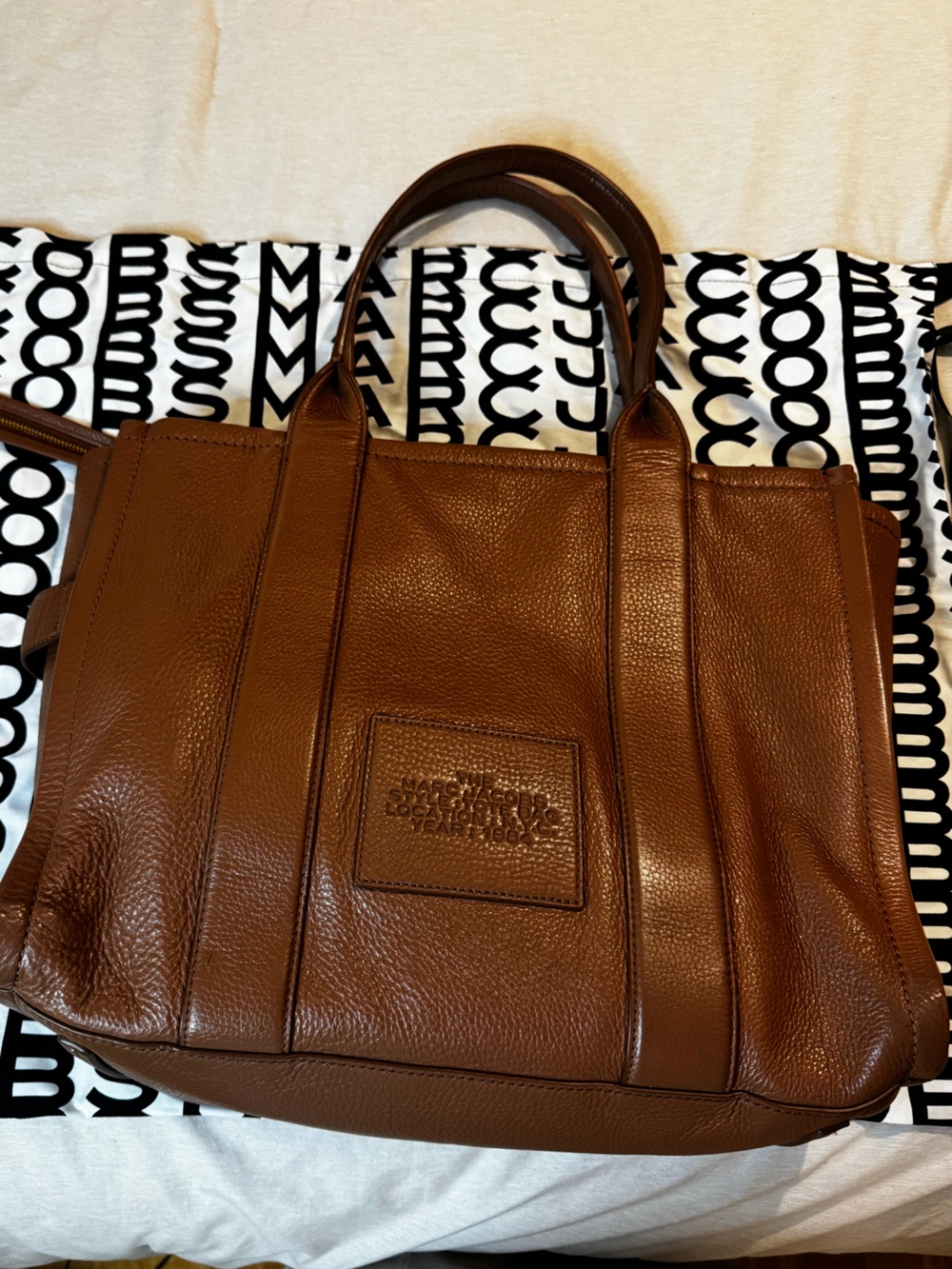Marc Jacobs The Leather Large Tote Bag (Color: argan oil) - Picture 7 of 13